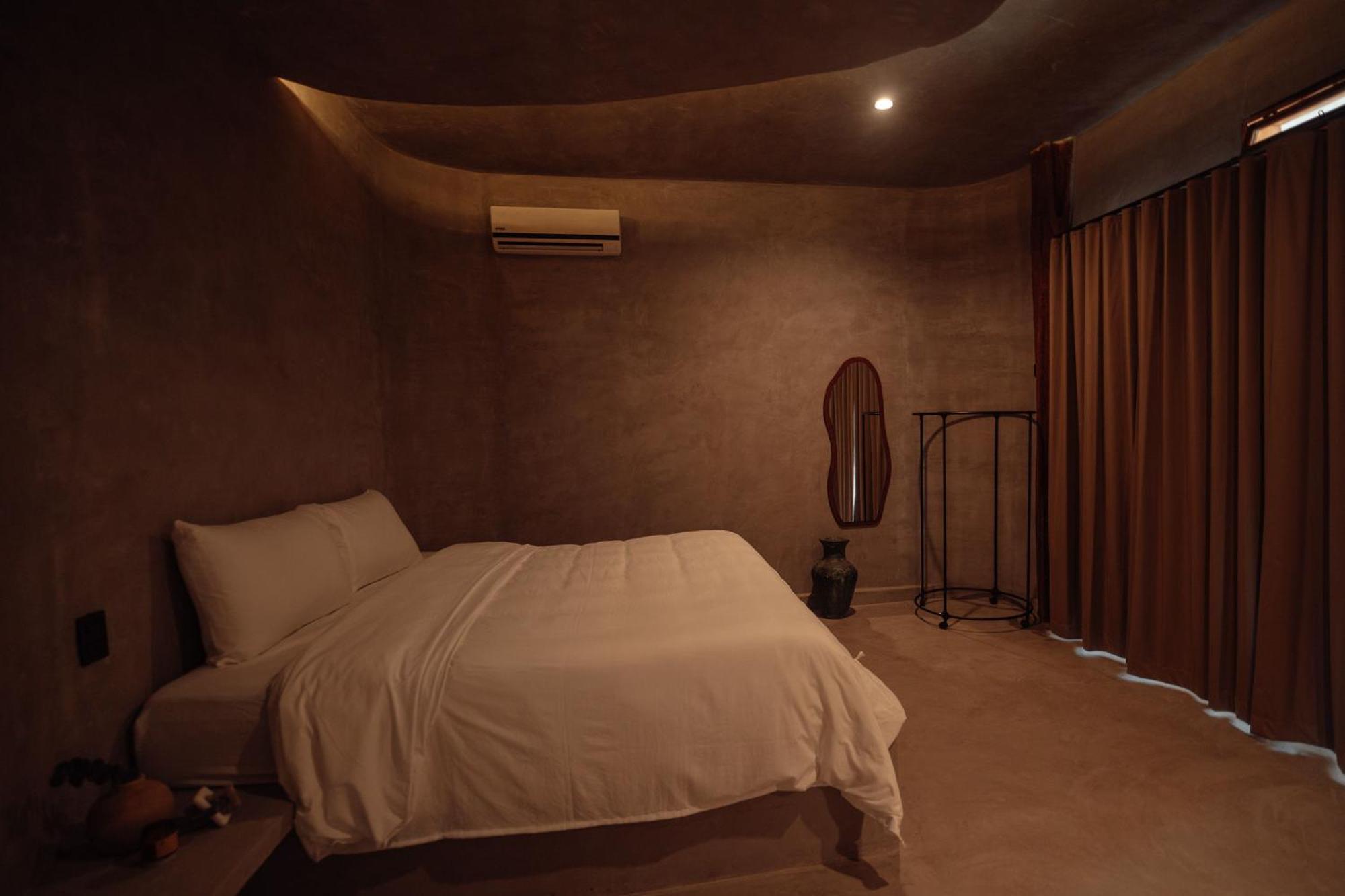 Habitación con cama extragrande y balcón